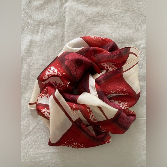 Red and cream vintage silk scarf - Picture 4 of 4
